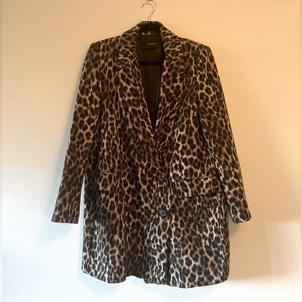 Leopard blazer w/shoulder pads. Double breasted